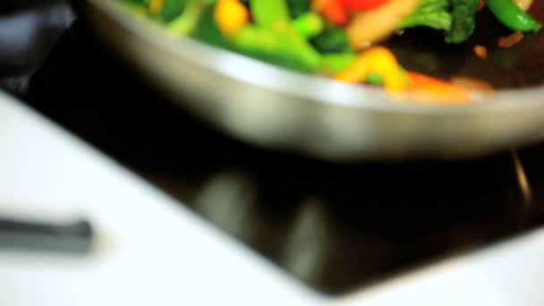 Φρέσκα βιολογικά ανακατεύετε τηγανισμένα λαχανικά — Αρχείο Βίντεο