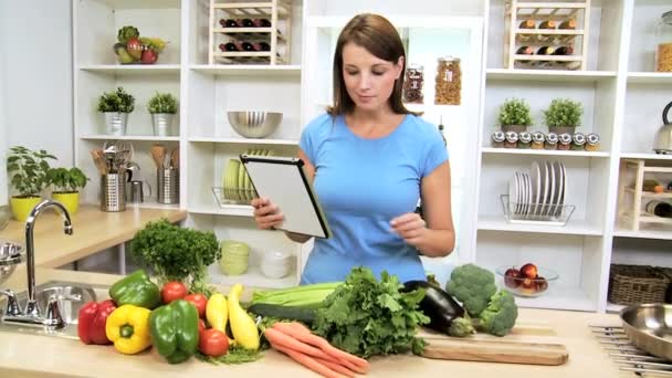 Ragazza caucasica utilizzando ricetta senza fili Tablet vita sana — Video Stock