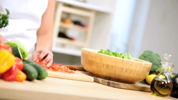 Chica en la cocina preparando tomates — Vídeo de stock