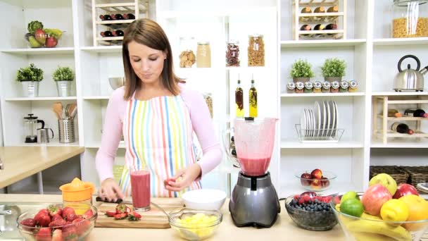 Gezonde vrouwelijke keuken glas heerlijke vrucht smoothie — Stockvideo