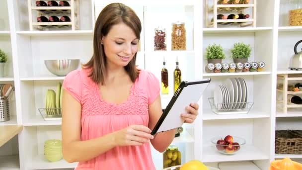 Menina usando tecnologia on-line alimentação saudável Dieta — Vídeo de Stock