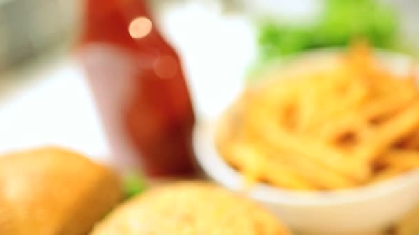 Ingredientes de ensalada de carne de res orgánica Burger Close Up — Vídeos de Stock