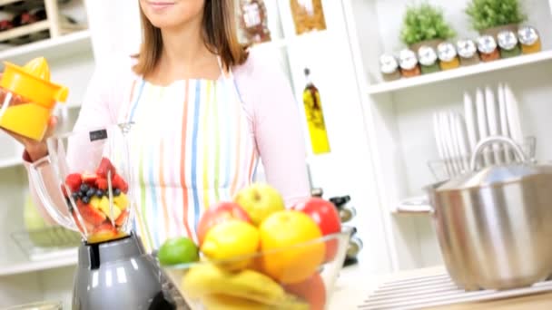 Menina na cozinha fazendo smoothie — Vídeo de Stock