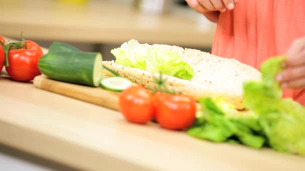 Meisje op keuken bereiden onderzeese sandwich — Stockvideo