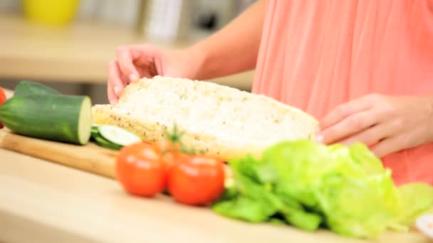 Menina na cozinha preparando sanduíche submarino — Vídeo de Stock