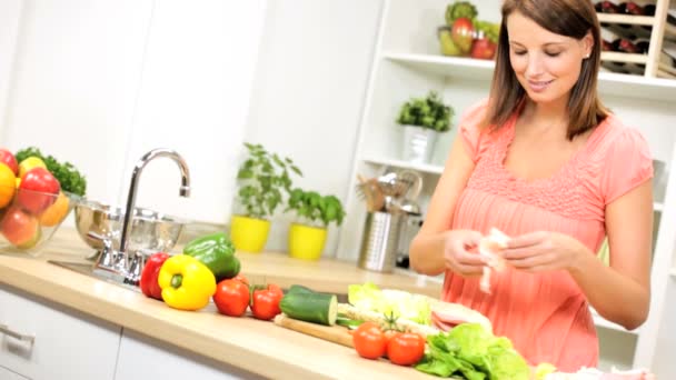 Chica en la cocina preparando sándwich submarino — Vídeos de Stock