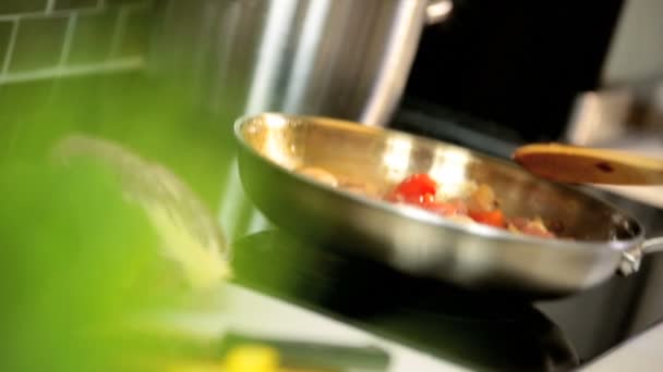 Vegetables being stir fried in oil — Stock Video
