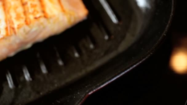 新鮮なサーモン ステーキを食べる健康 — ストック動画