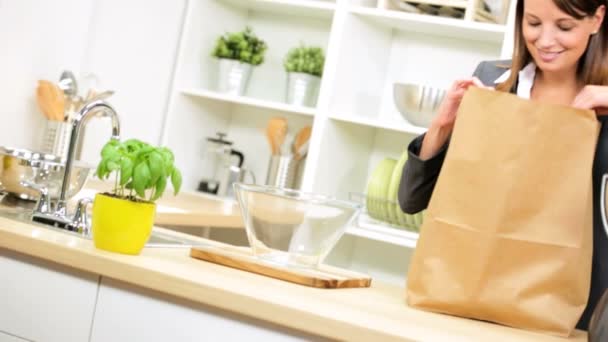 Empresaria en bolsa de desembalaje de cocina — Vídeos de Stock