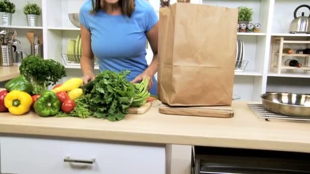 Bolso de verduras orgánicas frescas estilo de vida saludable — Vídeos de Stock