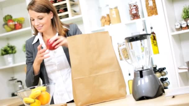 Empresaria en bolsa de desembalaje de cocina — Vídeos de Stock