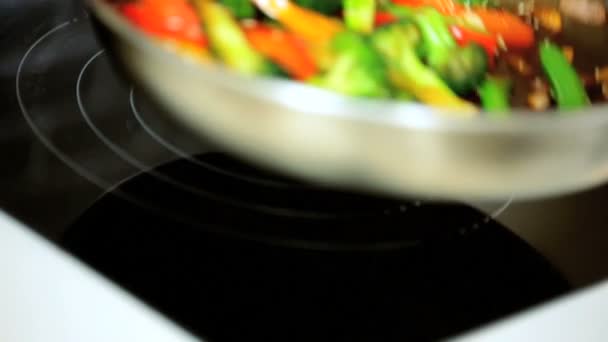 Stir fry sebzeler sağlıklı yemek pişmiş — Stok video