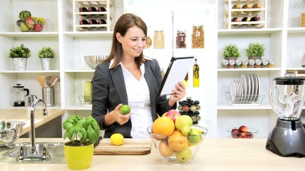 Receita de empresária caucasiana Comprimido sem fio Vida saudável — Vídeo de Stock