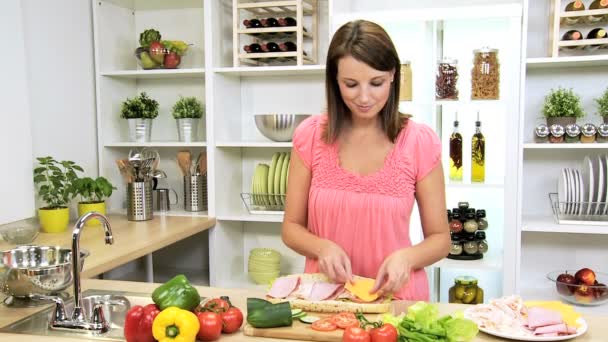 白人の女性の健康な肉サラダ サブ — ストック動画