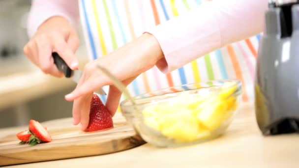 Femmina preparazione ingredienti per il succo fatto in casa — Video Stock