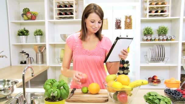 Chica usando tecnología en línea dieta de alimentación saludable — Vídeos de Stock