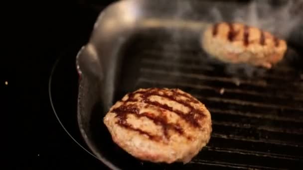Бургеры из говядины, приготовленные на сковородке — стоковое видео