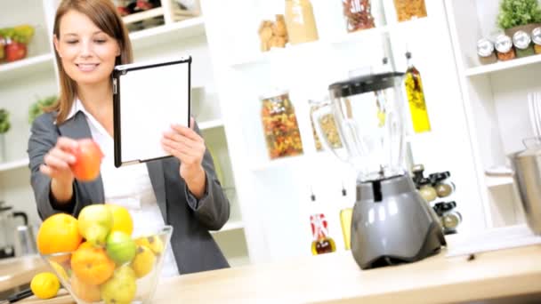 Бізнес-леді на кухні за допомогою бездротового планшета — стокове відео