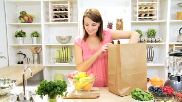 Taze meyve sağlıklı bir yaşam tarzı çanta — Stok video