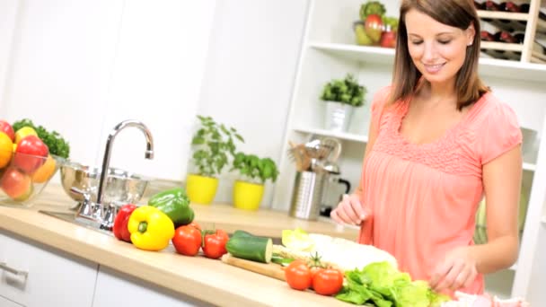 Chica en la cocina preparando sándwich submarino — Vídeos de Stock