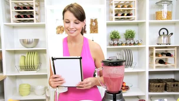 Caucasian Gym Girl Online Recipe Healthy Fruit Smoothie — Stock Video