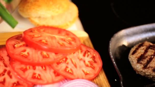 Biológica carne picada cozinhando ao lado de salada de tomate fatiado — Vídeo de Stock