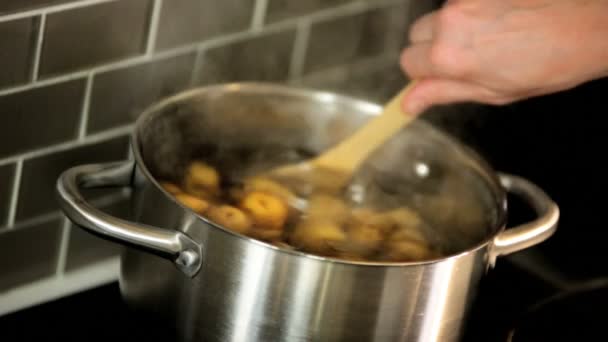 Cartofi clocotiti pentru cina in familie — Videoclip de stoc