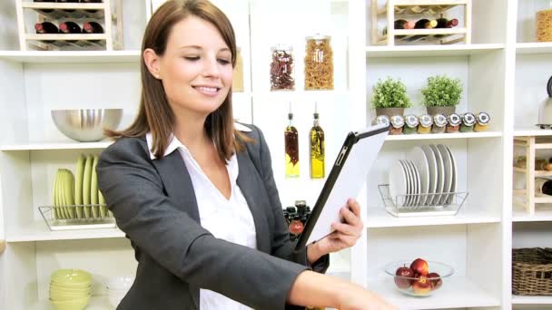 Mujer de negocios Tecnología en línea Dieta de alimentación saludable — Vídeos de Stock