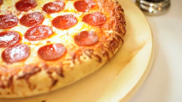 Πικάντικη πεπερόνι φέτες λουκάνικο φρέσκο πίτσα — Αρχείο Βίντεο