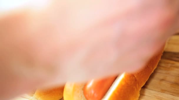 Hot Dog zum Mitnehmen garniert mit gelbem Senf — Stockvideo