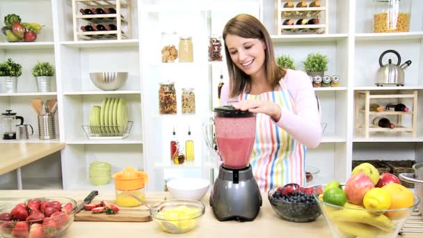 Menina morena usando o suco de frutas frescas liquidificador — Vídeo de Stock