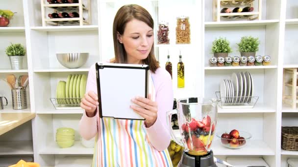 Kaukasische Mädchen drahtlose Tablette gesunde Frucht-Smoothie — Stockvideo