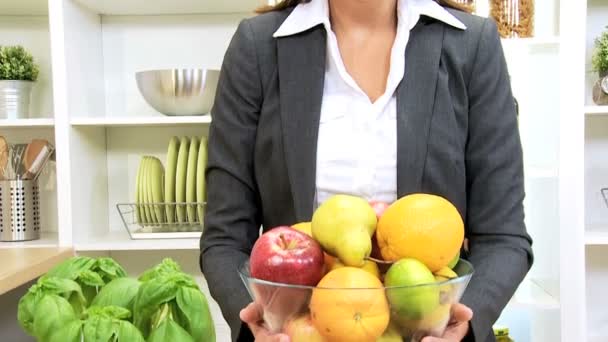 Kaukasische zakenvrouw houden kom vers fruit — Stockvideo