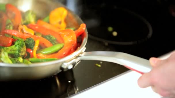 Sağlıklı yaşam seçeneği stir fry yemek — Stok video