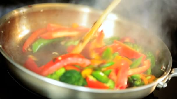 Vegetais fritos mexidos orgânicos frescos — Vídeo de Stock