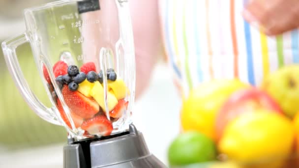 Feminino preparando ingredientes para suco caseiro — Vídeo de Stock