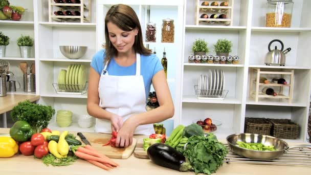 Kaukasiska flicka skivning grönsaker hälsosam livsstil — Stockvideo