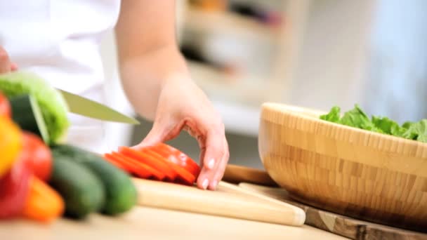 Gadis di dapur menyiapkan tomat — Stok Video