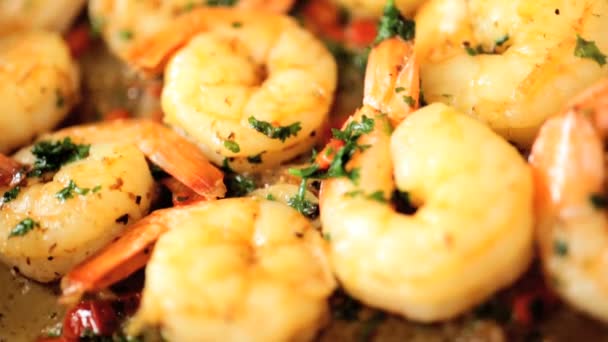 Cozinhar camarão de frutos do mar frescos saudáveis com ervas — Vídeo de Stock