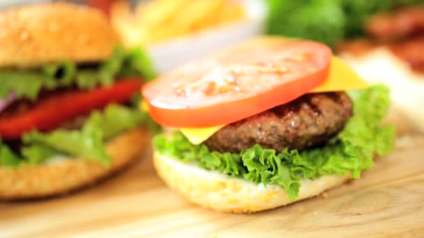 Vers bereide gourmet spek cheeseburger — Stockvideo