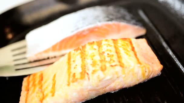 Warm roken pan koken verse zalm steak — Stockvideo