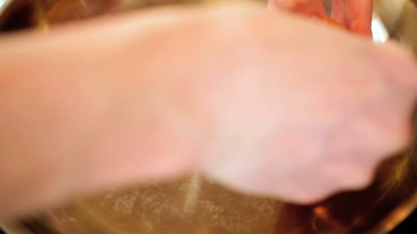 Close Up ovos frescos fritar óleo quente — Vídeo de Stock