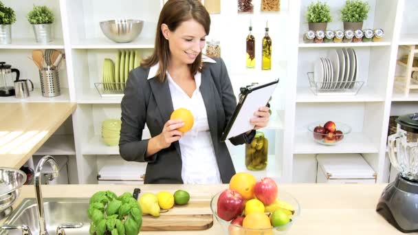 Femme d'affaires caucasienne Recette Tablette sans fil Vie saine — Video