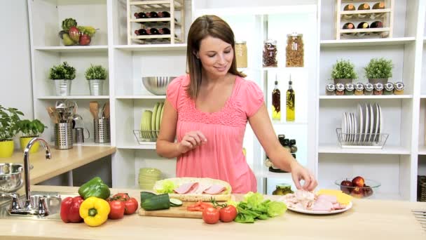 Kaukasiska tjej förbereder hälsosam livsstil lunch — Stockvideo