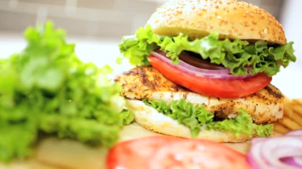 Sabroso sándwich de pechuga de pollo saludable Comida de cerca — Vídeo de stock