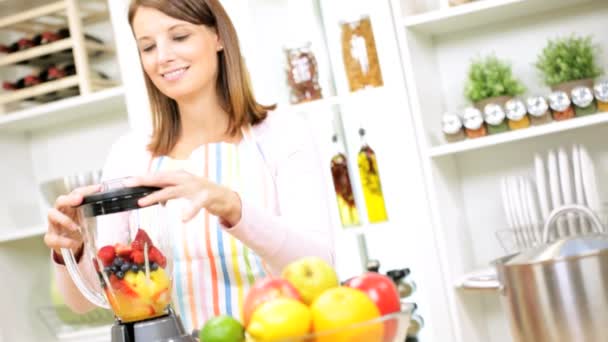 Chica en la cocina haciendo batido — Vídeos de Stock