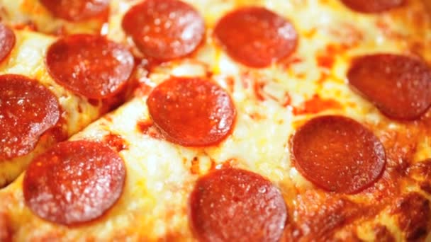 Rebanadas Salchicha de Pepperoni Picante Pizza Fresca — Vídeo de stock