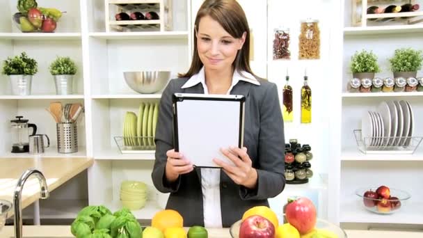 Tableta inalámbrica mujer inteligente aplicación sana sitio web online — Vídeos de Stock