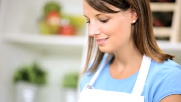 Menina na cozinha preparando legumes — Vídeo de Stock