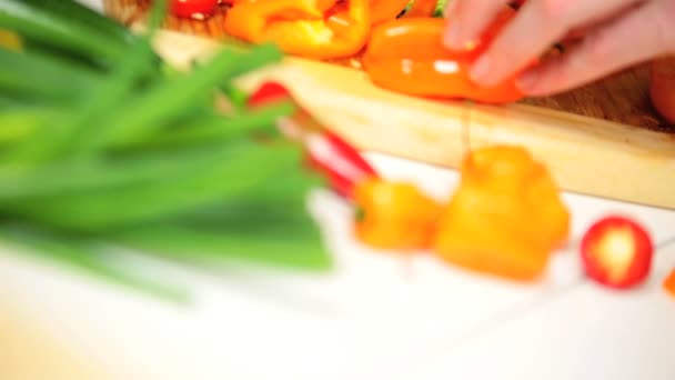 西兰花和辣椒片在制备膳食 — 图库视频影像